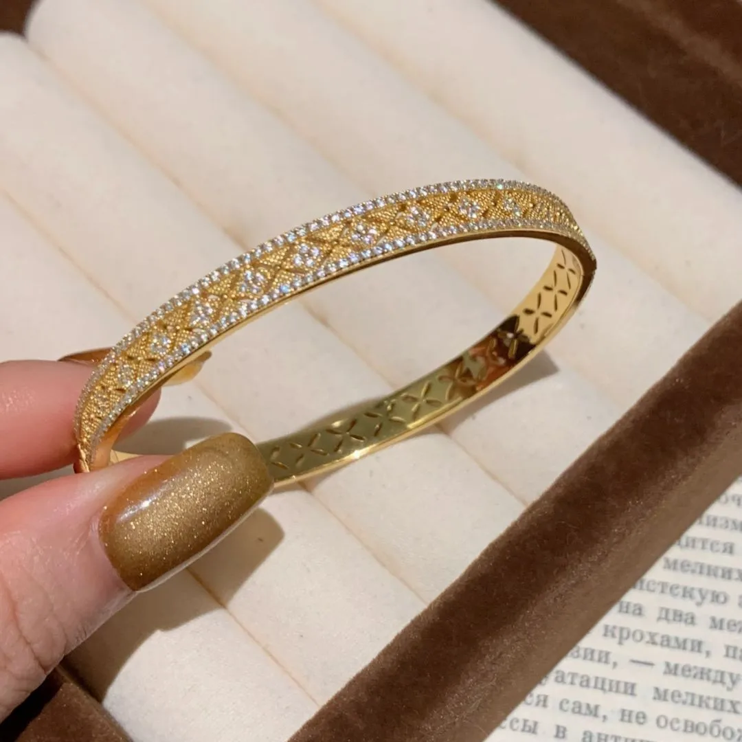 Charm dignified bracelet for women diamond inlay hollow out antique gold craftsmanship light luxury exquisite bangles jewelry