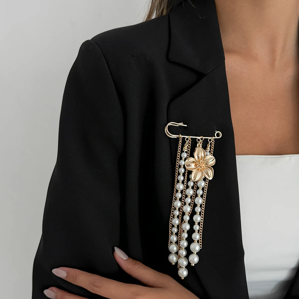 Hip-hop Fashion Metal Flower Pendant Imitation Pearl Chain Tassel Brooches for Women Fixed Clothes Suits Accessories Jewelry