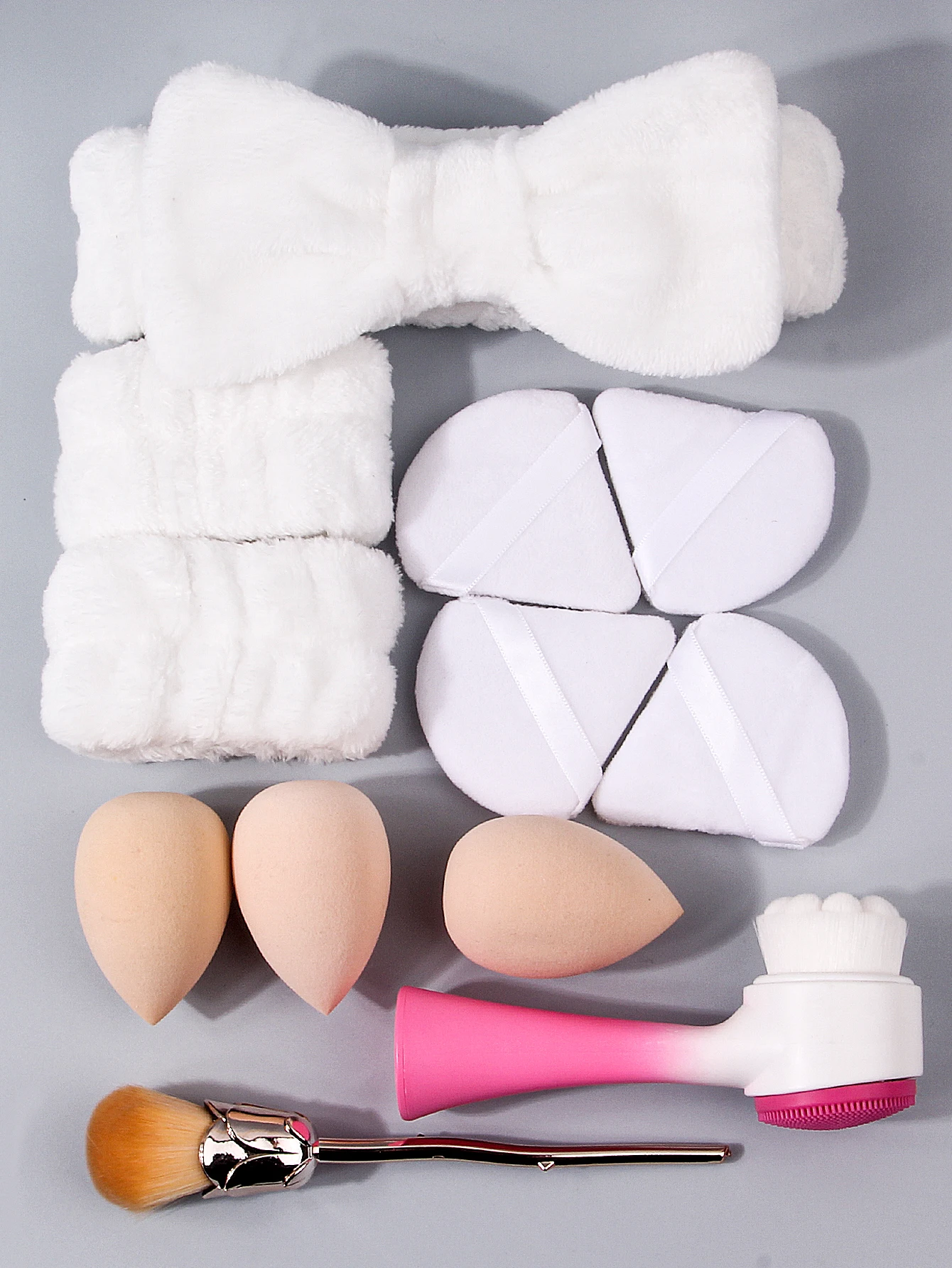 12 قطعة من أربطة الشعر الناعمة وأربطة المعصم وفرش الوجه وإسفنجة البودرة غير اللاصقة وفرش مكياج على شكل وردة