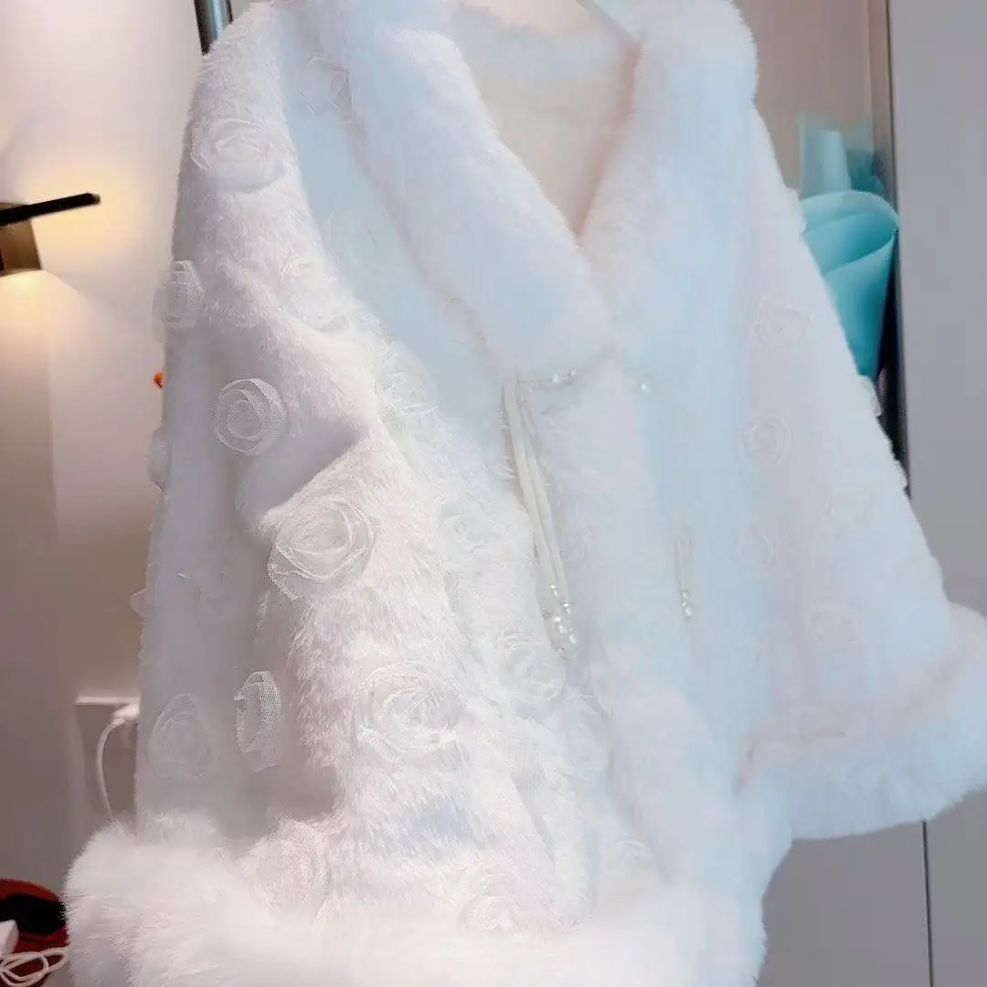 เสื้อคลุมสไตล์จีนลายดอกไม้สำหรับผู้หญิง ฤดูใบไม้ร่วง ฤดูหนาว ผ้าพลัฌหนานุ่ม ผ้าคลุมไหล่สไตล์วินเทจ ชุดกี่เพ้าระดับไฮเอนด์ เสื้อคลุมกันหนาวสำหรับผู้หญิง