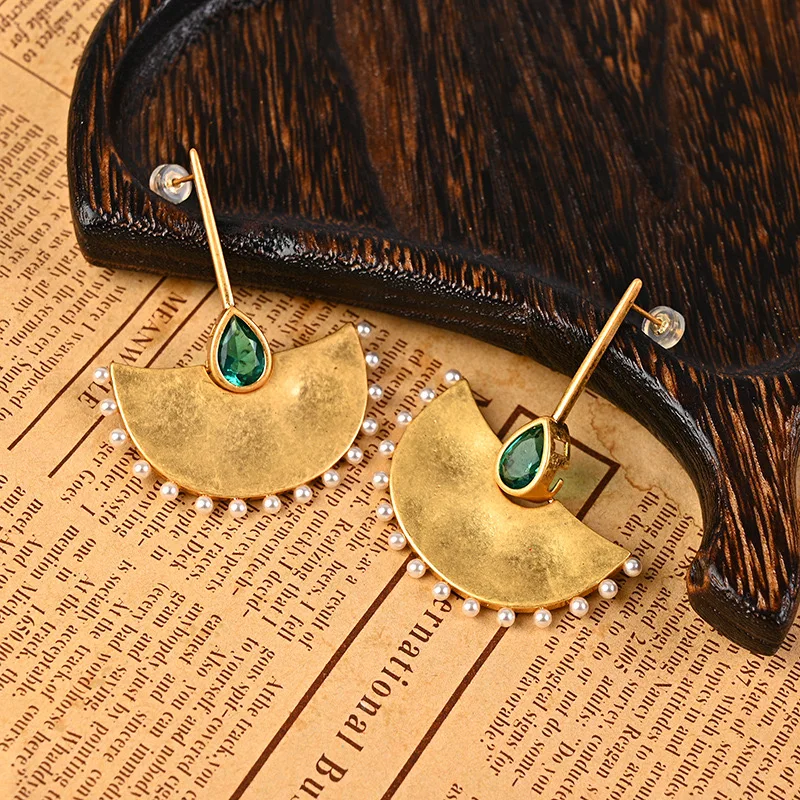 

New 2025 Fashion Classic European and American Retro Light Luxury Palace Fan Leaf Pearl Earrings Personalized earrings woman