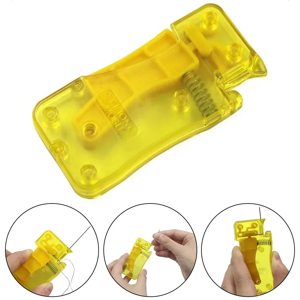 Threader de agulha amarelo com mola, Threader plástico, Adequado para idosos, Ferramentas de costura doméstica, 3,5x7,3 cm, 1pc