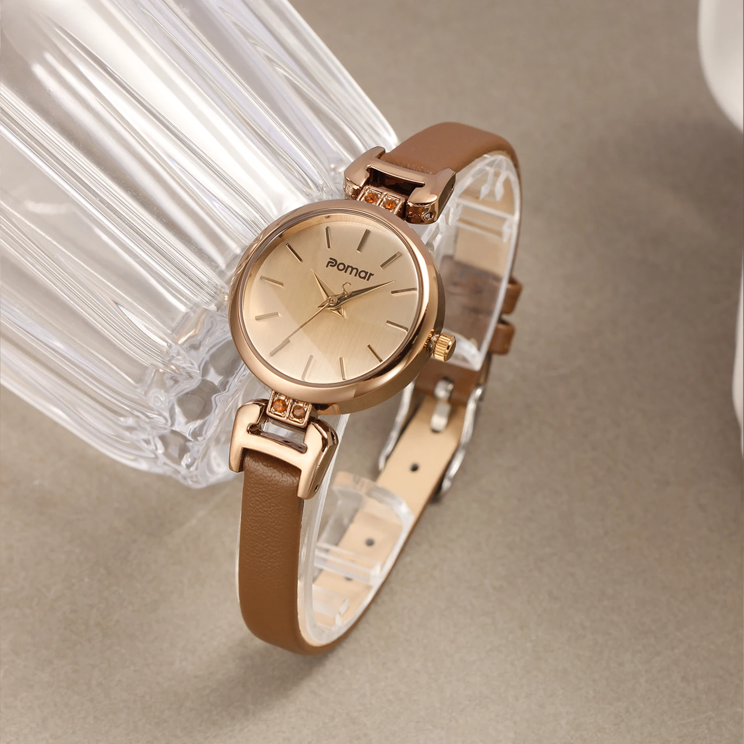 2025new ساعة نسائية أنيقة ريترو حزام من الجلد البني العتيقة النحاس الماس الديكور بسيط كوارتز مقاوم للماء ساعة نسائية