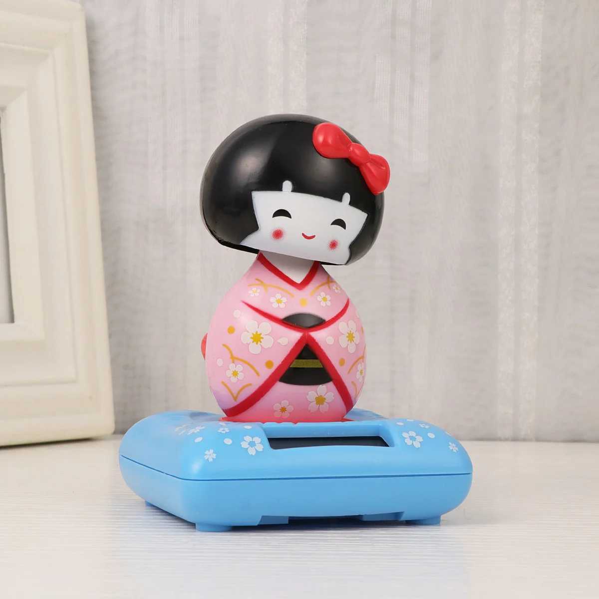 Solar Powered Japanese Maiko Car nament Cute Auto Interior Decor Kimono Gift Nodding Toy Vehicle Accessory Home Office