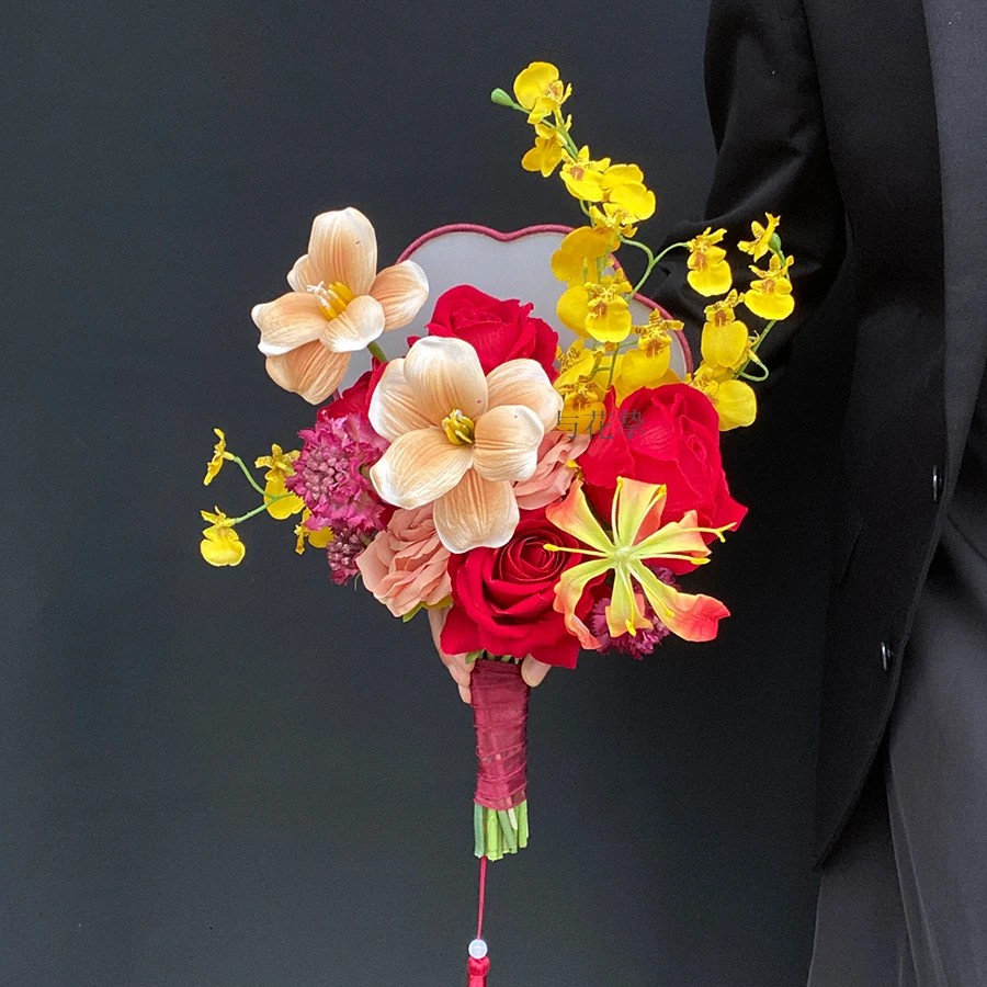 Red Chinese group fan hand bouquet simulation flower, Xiuhe wedding photo high-texture bouquet, wedding registration and certifi