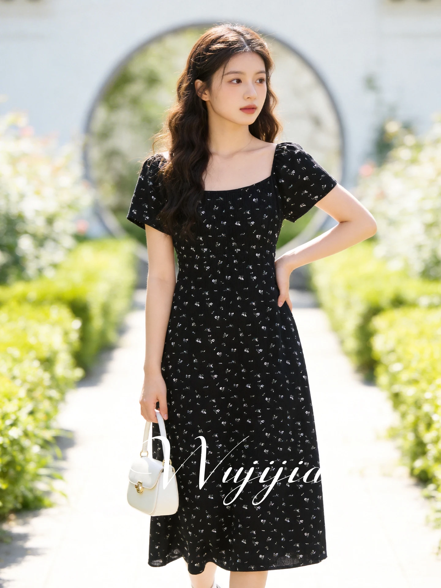 

Summer New Elegant plus Size Women's Dress Black Background Floral Print Square Collar Bubble Sleeve Dress City Walk Polka Dot