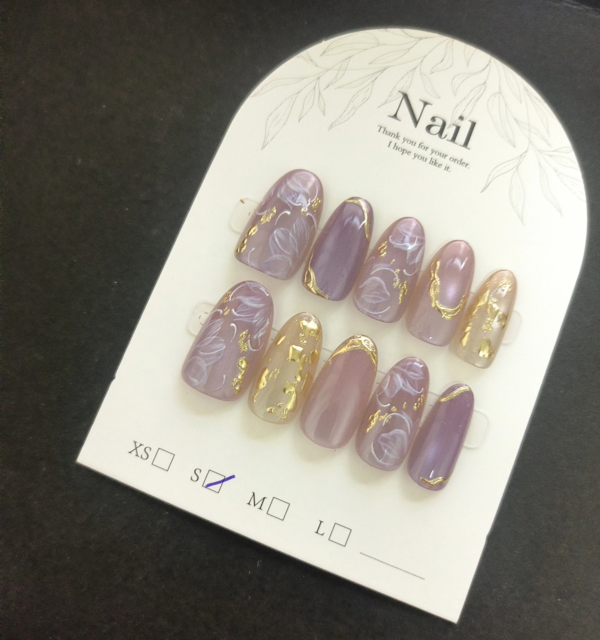 เล็บปลอมทำมือ 10 ชิ้น ลายดอกไม้สีม่วงประกายทอง  ทรงอัลมอนด์  ความยาวปานกลาง  ลายตาแมว  หวานละมุน  สำหรับผู้หญิง