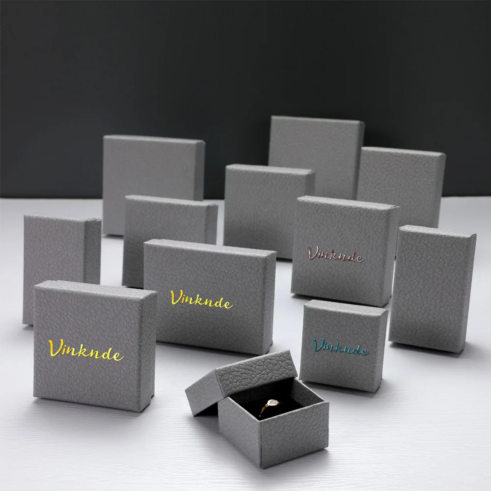 Logotipo personalizado caixa de presente de jóias textura caixas de papel com esponja preta casamento brinco anel studs pingente saco embalagem caso de armazenamento