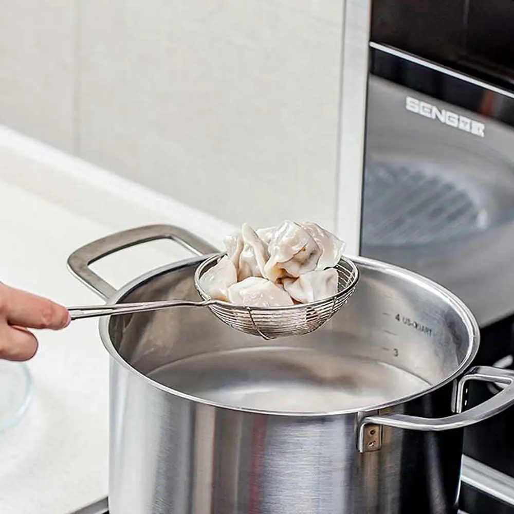 

High-efficiency and durable stainless steel mesh strainer scoop. Kitchen filter for noodle cooking, deep frying and cooking