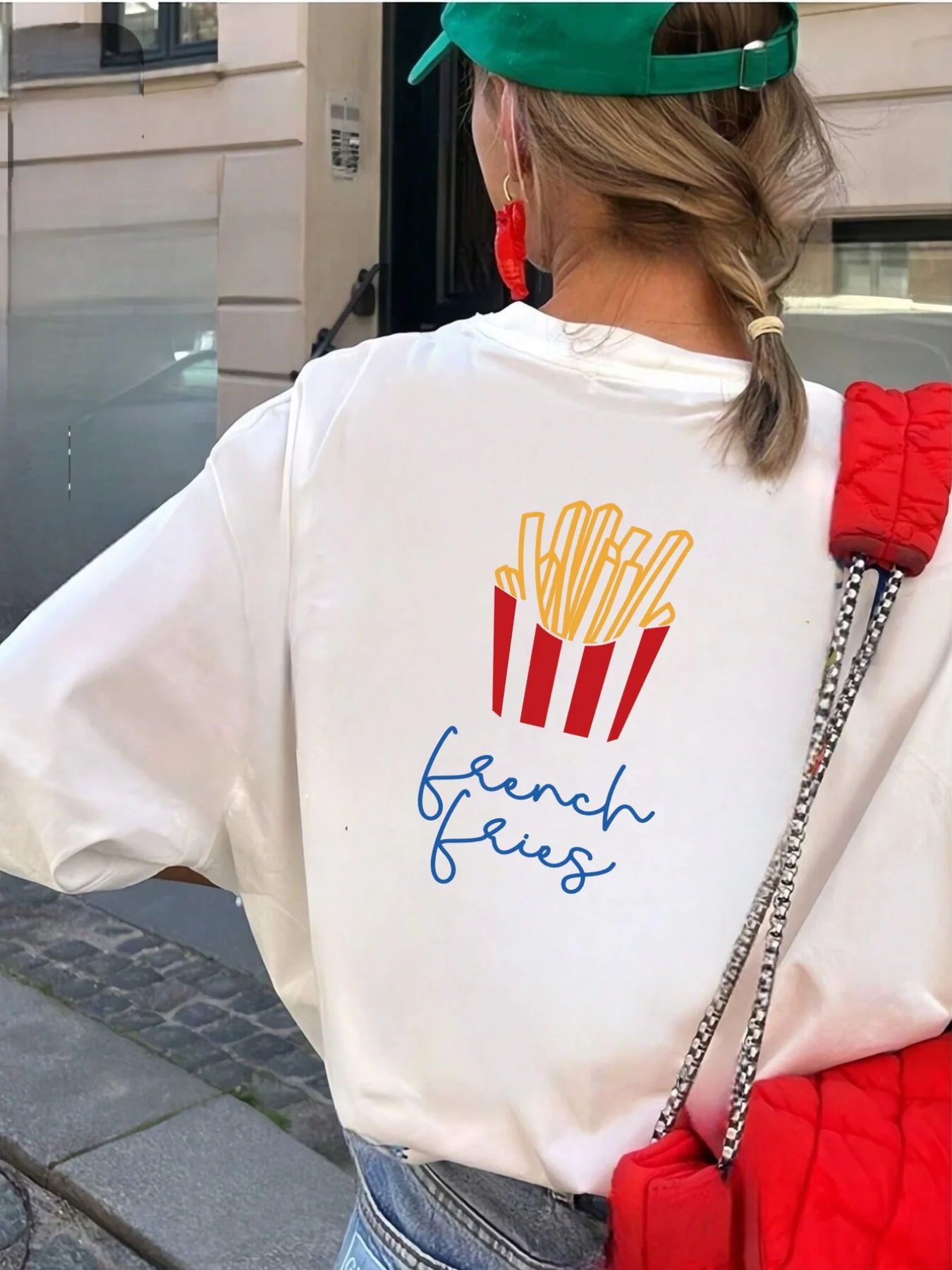 Damska koszulka z grafiką w stylu casual z nadrukiem frytek - biała koszulka z krótkim rękawem i okrągłym dekoltem z kolorowym wzorem frytek na wiosnę