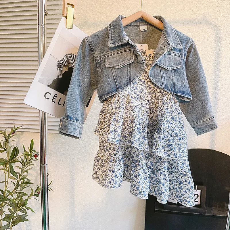 

Комплект детской одежды из 2 предметов, короткая джинсовая куртка с длинным рукавом и платье телесного цвета, на возраст 2-7 лет