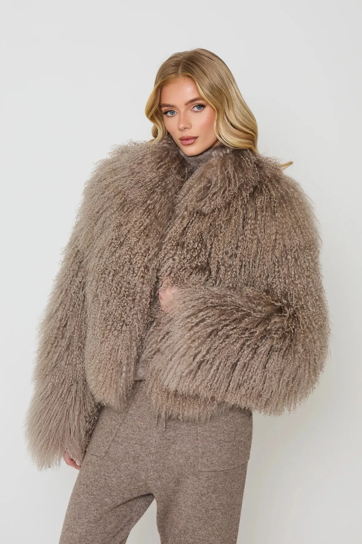 Темно-коричневая шуба из натурального