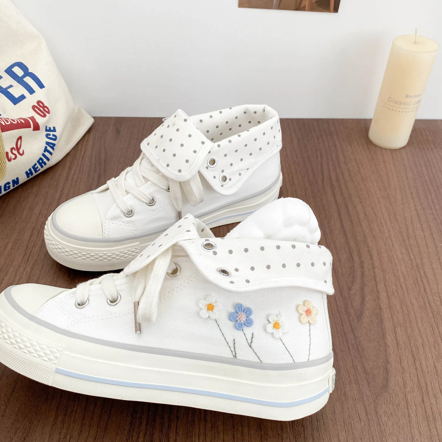 2026年レディースレトロハイカットキャンバススニーカー、花 - Canvas Sneaker High のレビューと価格