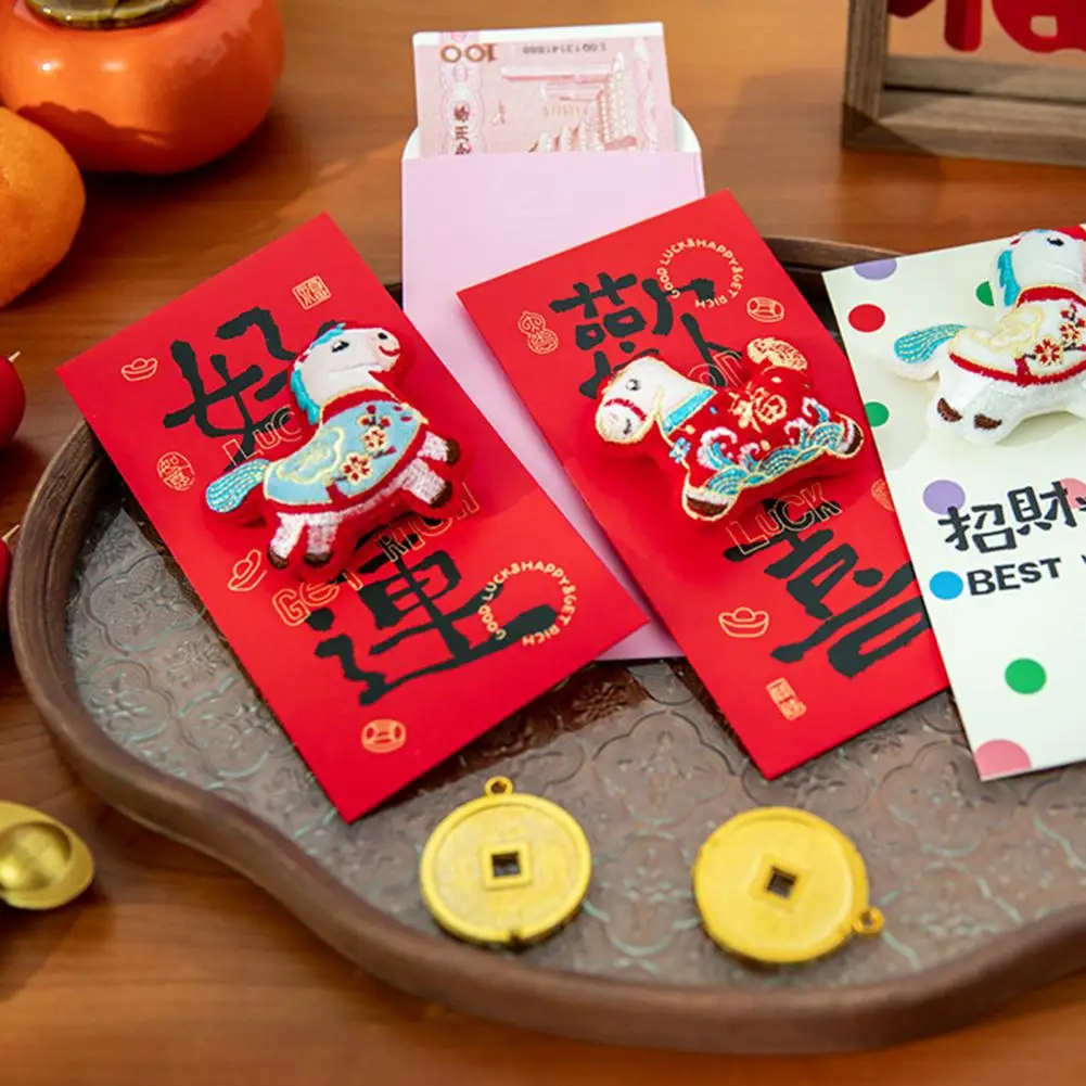 حقيبة مغلف هدايا للكبار مع تصميم حصان كرتوني حقيبة رأس السنة الميمونة تتميز بمواد سميكة مطرزة ثلاثية الأبعاد محظوظة