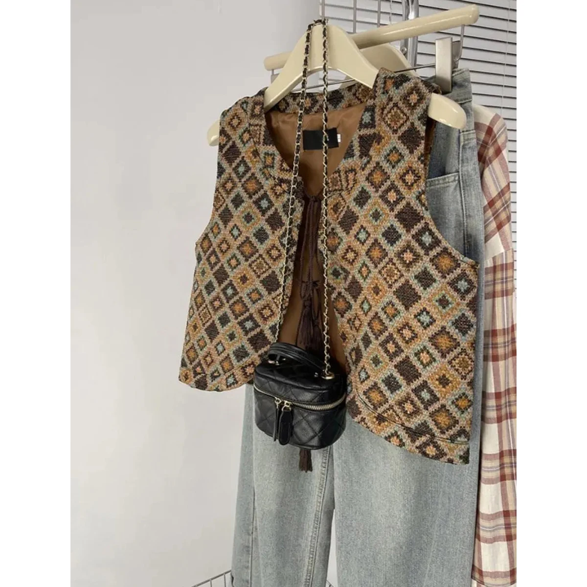 توب نسائي بدون أكمام بحزام وشراشيب بتصميم عتيق، سترة خارجية للعطلات من ألياف البوليستر 100%، ربيع 2025