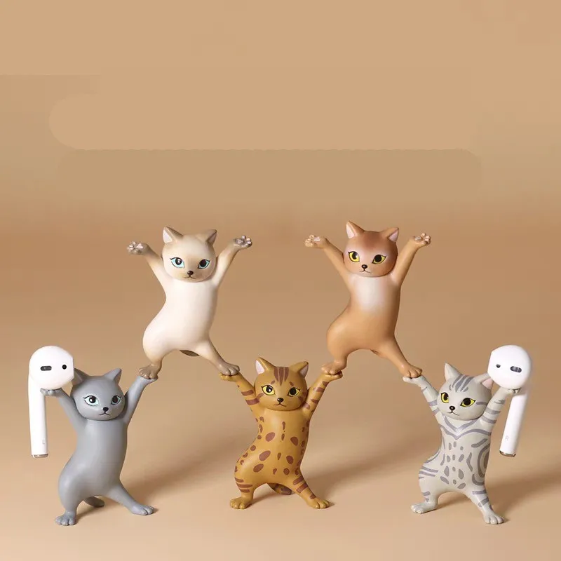 2023 แมวตลกผู้ถือปากกา Kawaii Home Decor รูปปั้นถือทุกอย่างแมวหูฟังวงเล็บ Charming Kitty ตกแต่งบ้าน 1PCS