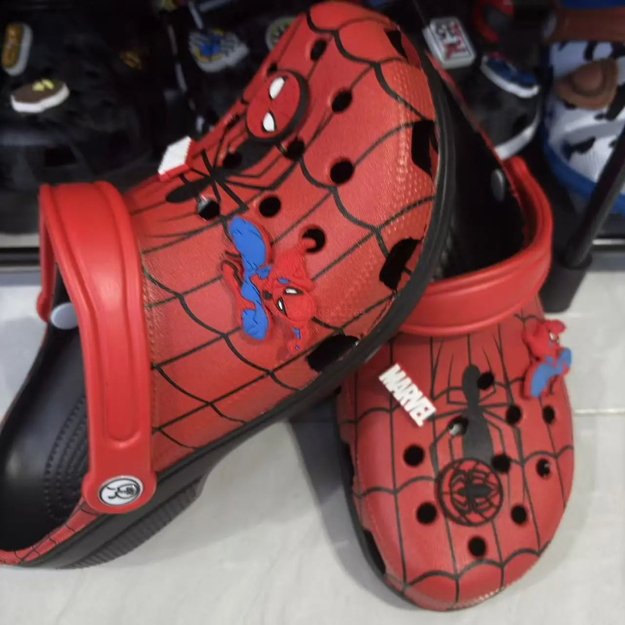 Marvel verão novo adulto spiderman buraco sapatos bonito respirável indoor ao ar livre praia dos desenhos animados antiderrapante sandálias chinelos presentes
