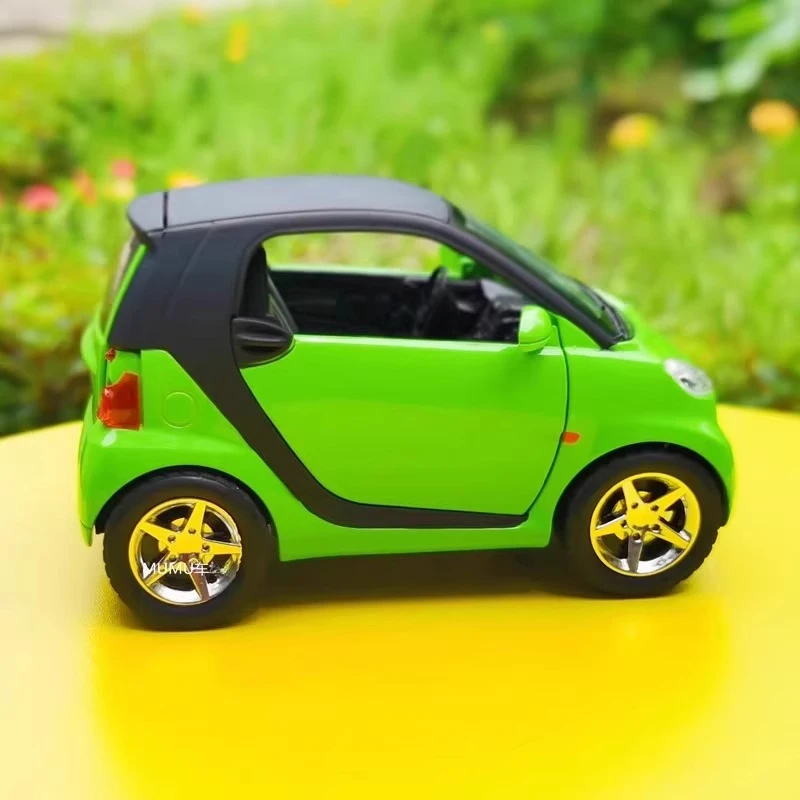 1:32 Smart Mini modello di auto in lega e semaforo con suono e luce tirare indietro carino decorazione giocattolo per auto per ragazzi e ragazze