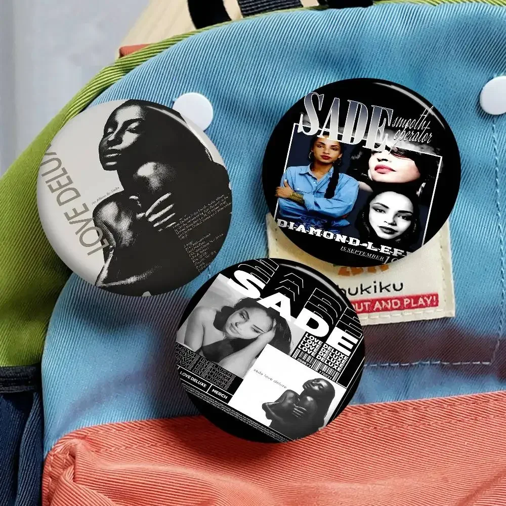 Sänger Sade 32/44/58mm Runde Cartoon Broschen Handgemachte Pins Für Rucksack Schmuck Zubehör Geschenke Kreative Abzeichen
