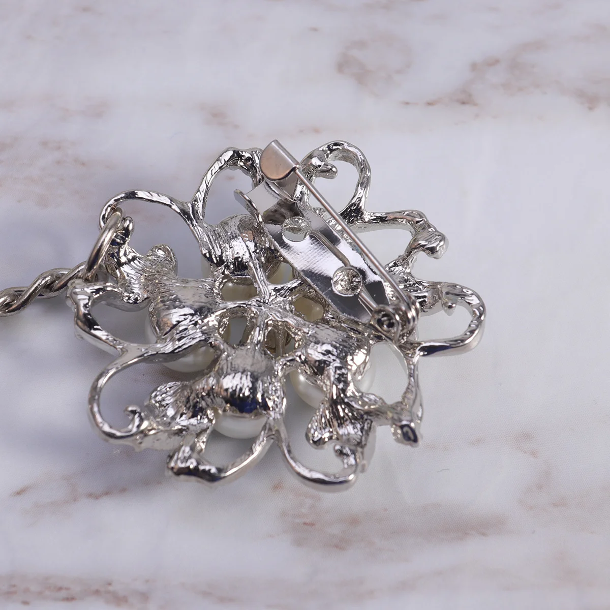 

Flower Pattern Brooch Watch for Nurse Doctor Premium Pin Watch with Accurate Quartz Movement Fashionable Gift Idea Jewelry