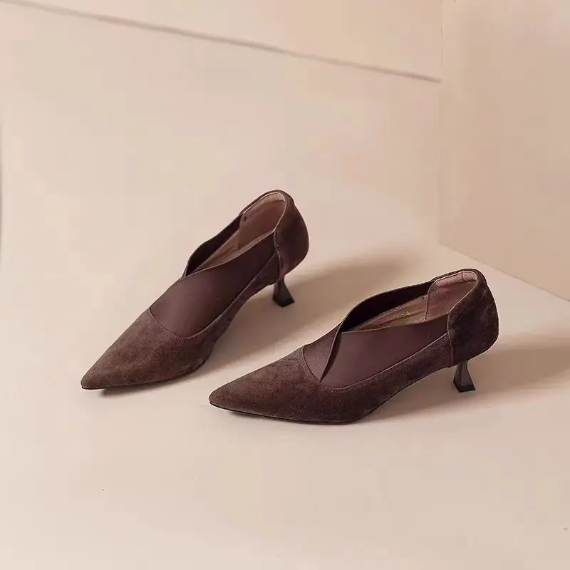 Damen Pumps mit spitzer Zehenpartie und V-Ausschnitt, aus Wildleder und Satin, mit Kitten-Heel, elegante Schuhe für Büro, Party und Abendkleider. – Detail 11