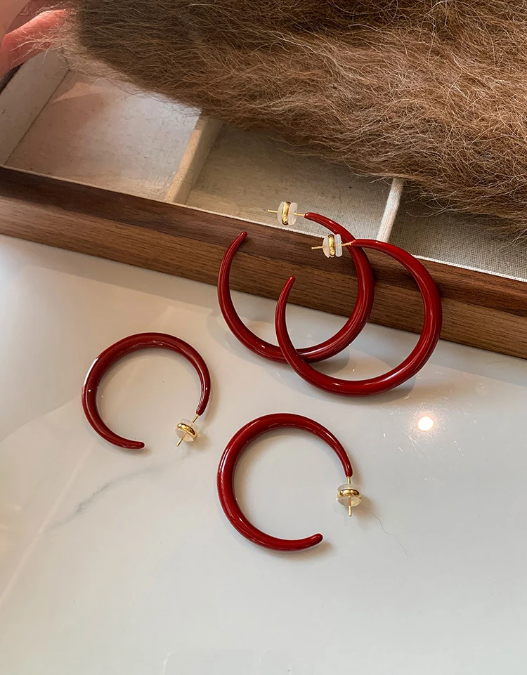 2026 Neujahrs-Ohrringe in Weinrot mit Emaille, C-förmig, europäischer und amerikanischer Stil, schlichte Accessoires für Damen – Detail 11