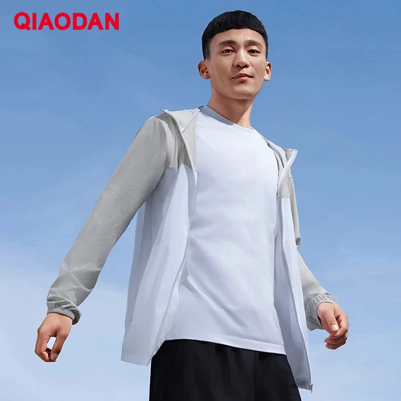 QIAODAN hombres 2025 abrigo de moda UPF100 + cómoda chaqueta con capucha informal transpirable XFD23241201