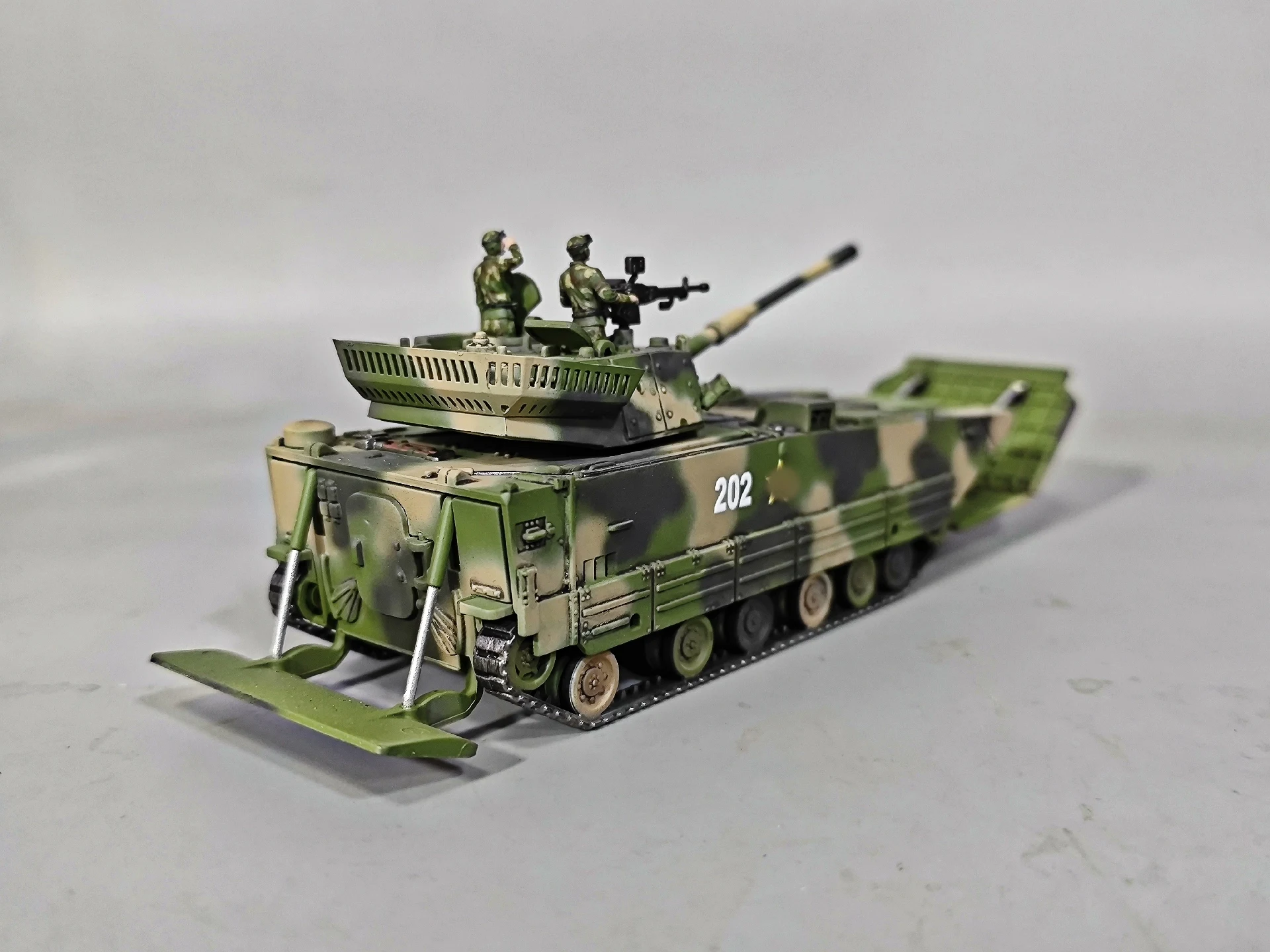 1/72 Chinese ZTD-105 amphibious armored assault vehicle , hand-painted finished model decorative ornament, plastic material