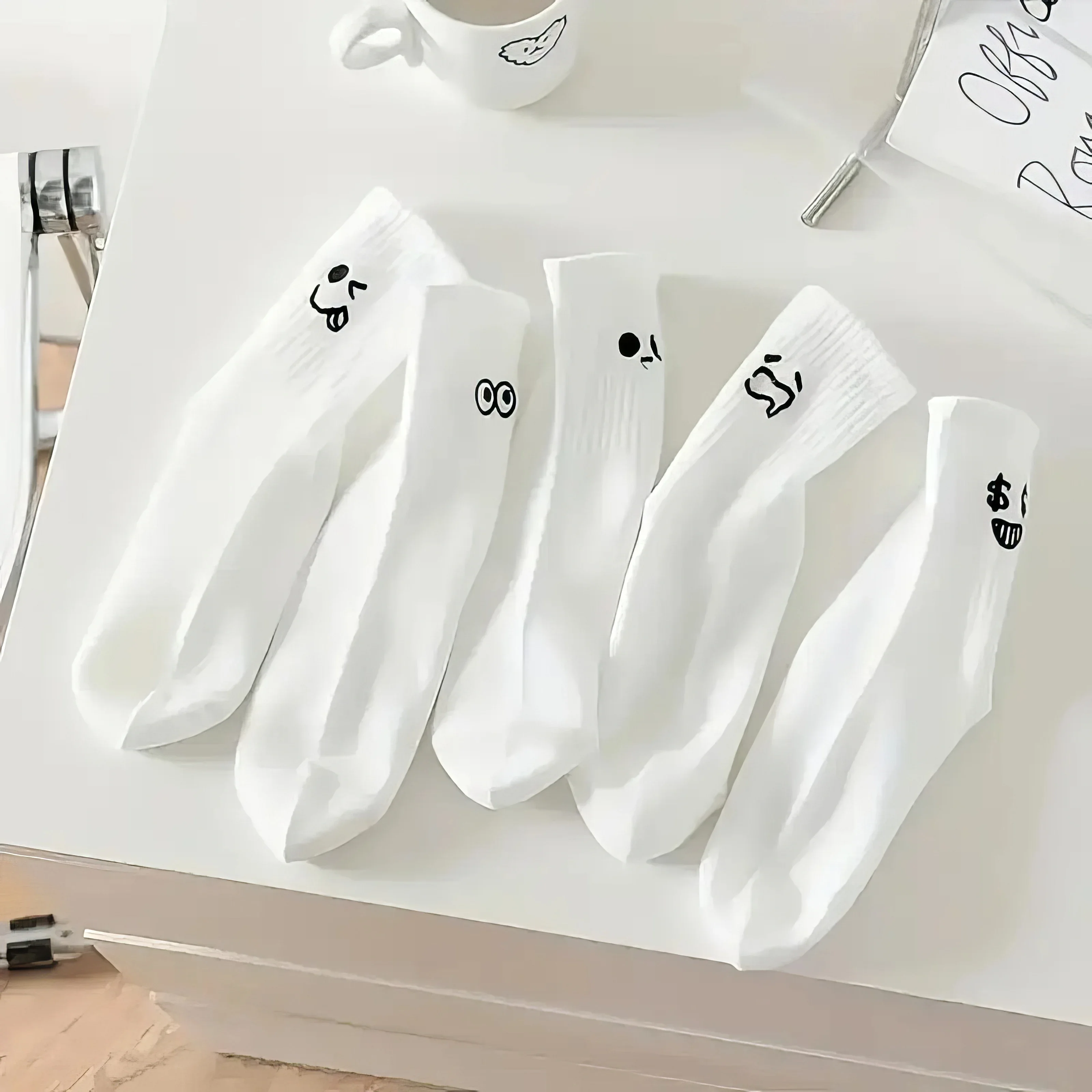 

5 Pairs of Simple Emoji Socks, Comfortable and Breathable, Suitable for Versatile Dressing, Outdoor Wear, Sports and Fitness