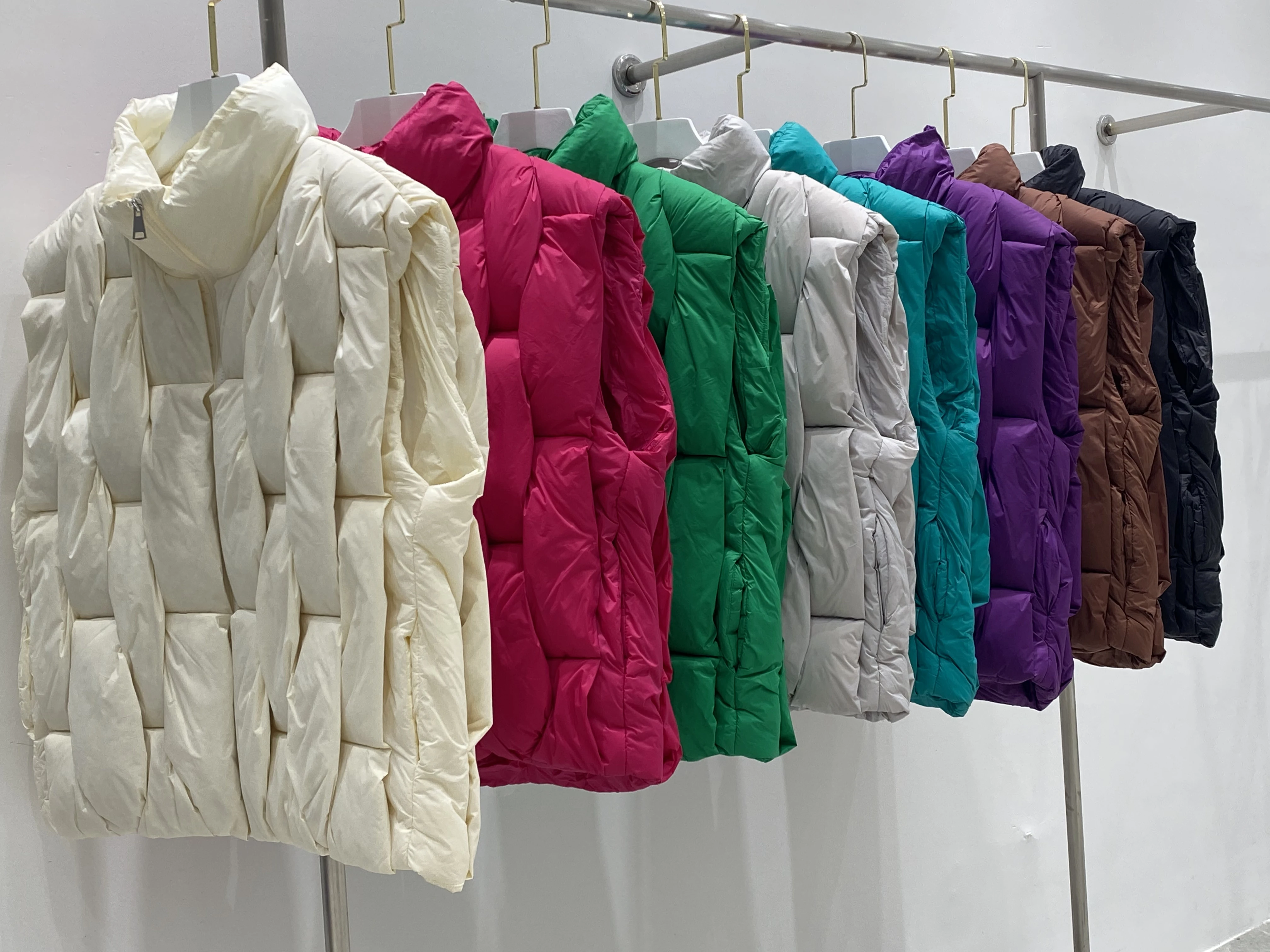 ถัก Gilet คอตั้งผู้ชายหนา90% เป็ดสีขาวลงปักเป้าซิปเสื้อแขนกุดบุคลิกภาพ Waistcoat สำหรับชาย