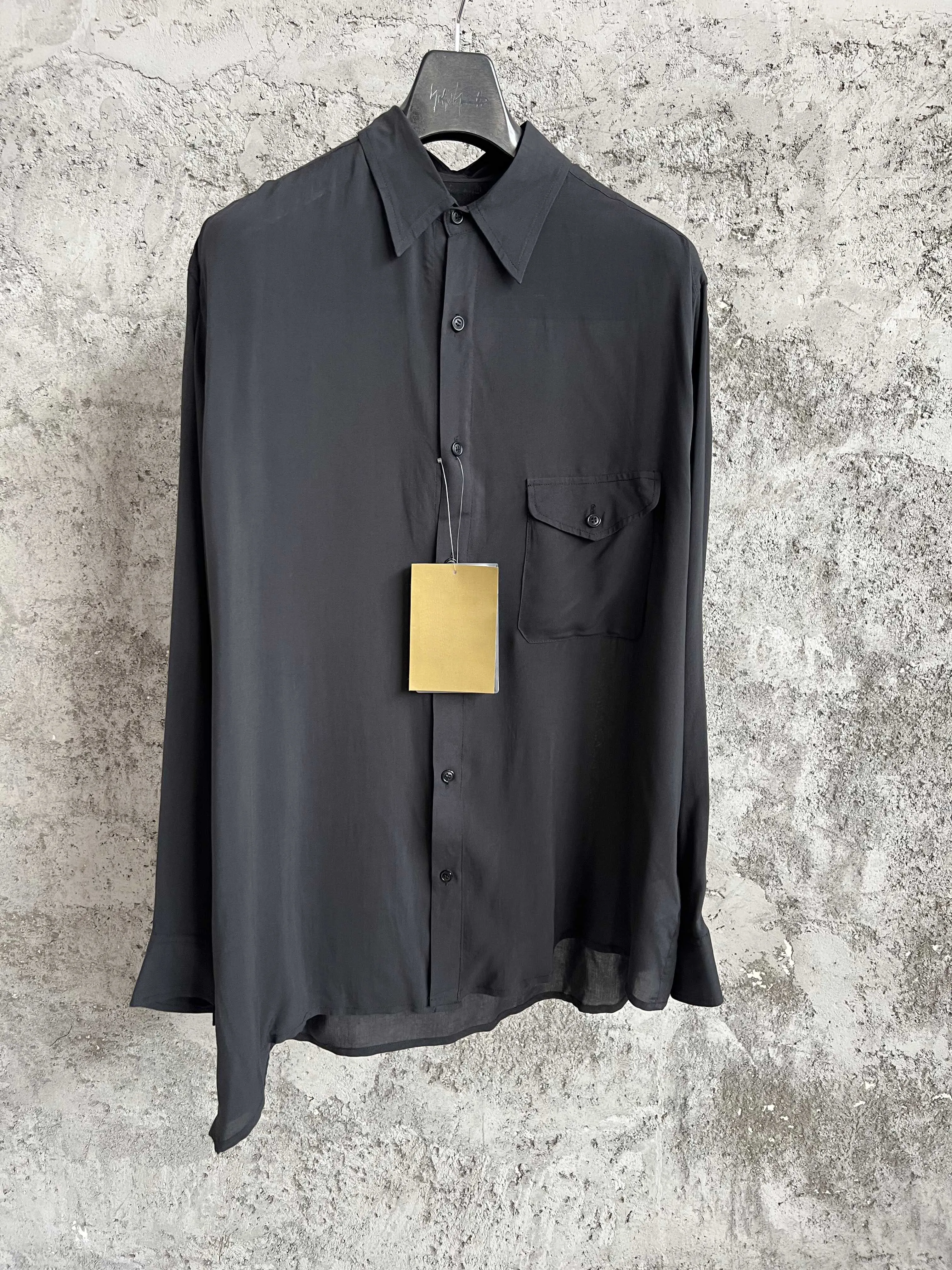 

Оригинальная темная дизайнерская мужская рубашка средней длины в японском стиле для мужчин.