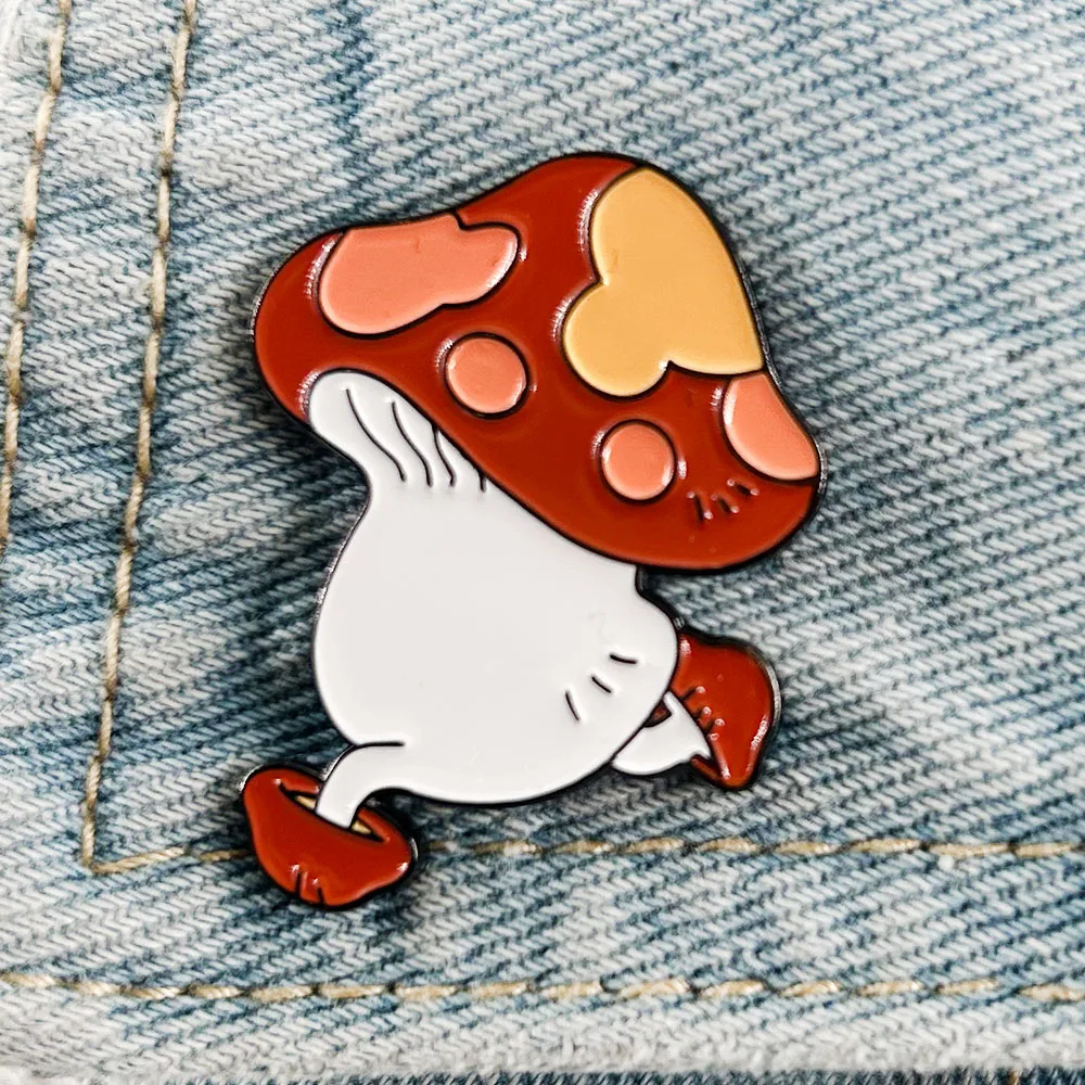 Insignia de seta caminante, Pin esmaltado delicioso en mazmorra, bonito insignia de monstruo de bajo nivel, accesorios coleccionables para fanáticos de los cómic