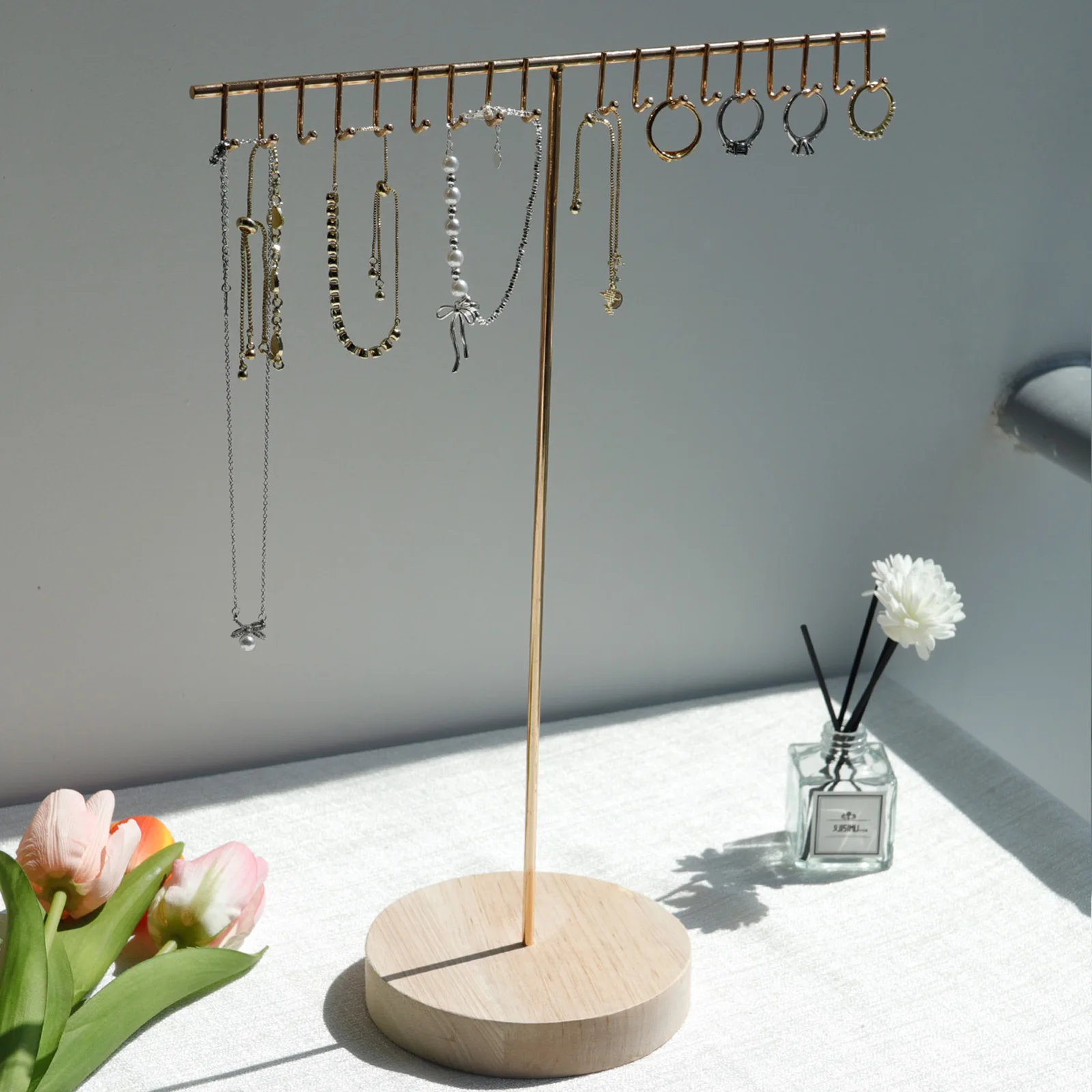 أقراط على شكل حرف T وقلادة وخاتم ورف مجوهرات ومنظم مجوهرات مع قاعدة خشبية وحامل رف تخزين معدني حديث