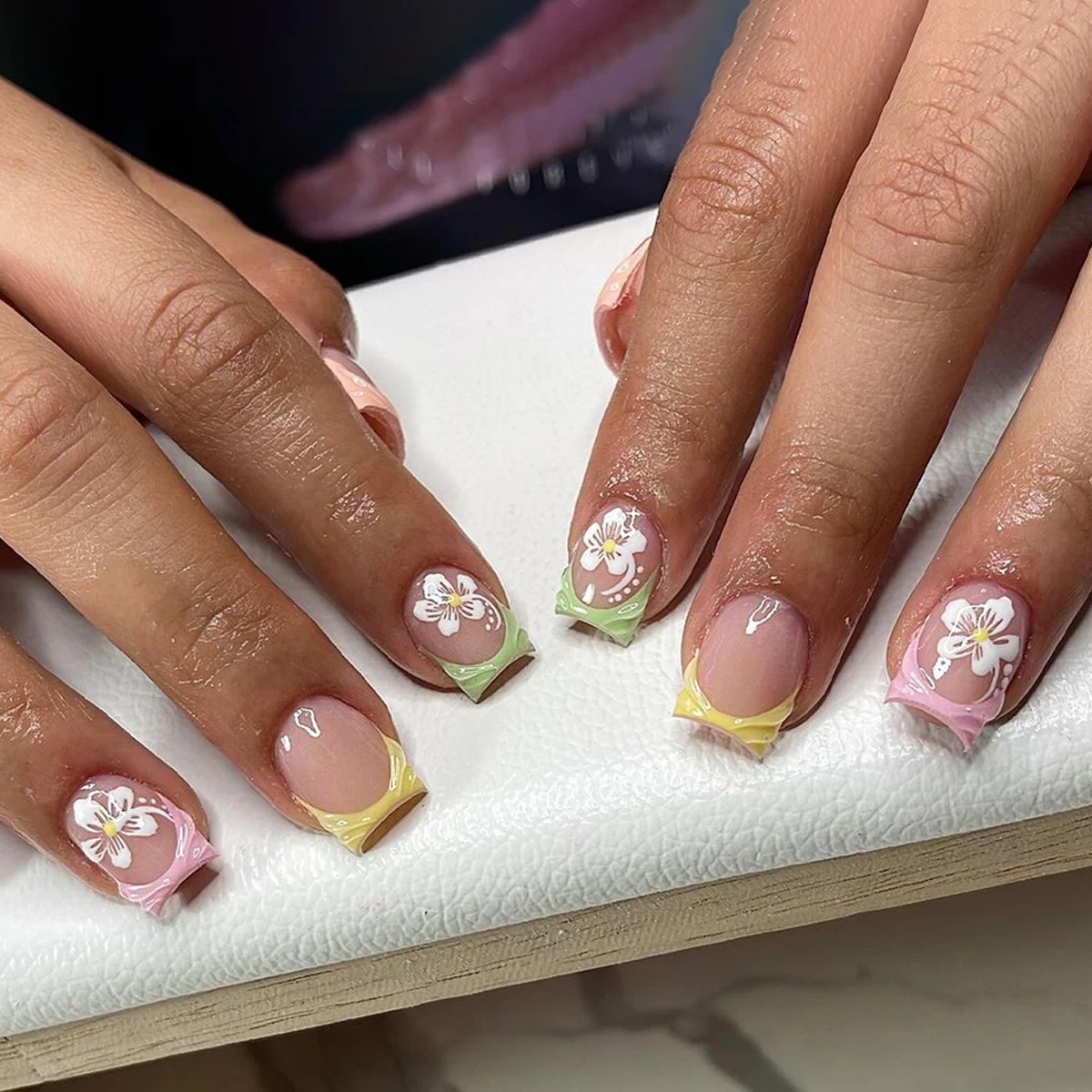 

24 short oval nail color French design, white flowers, 3D transparent line nail patch
