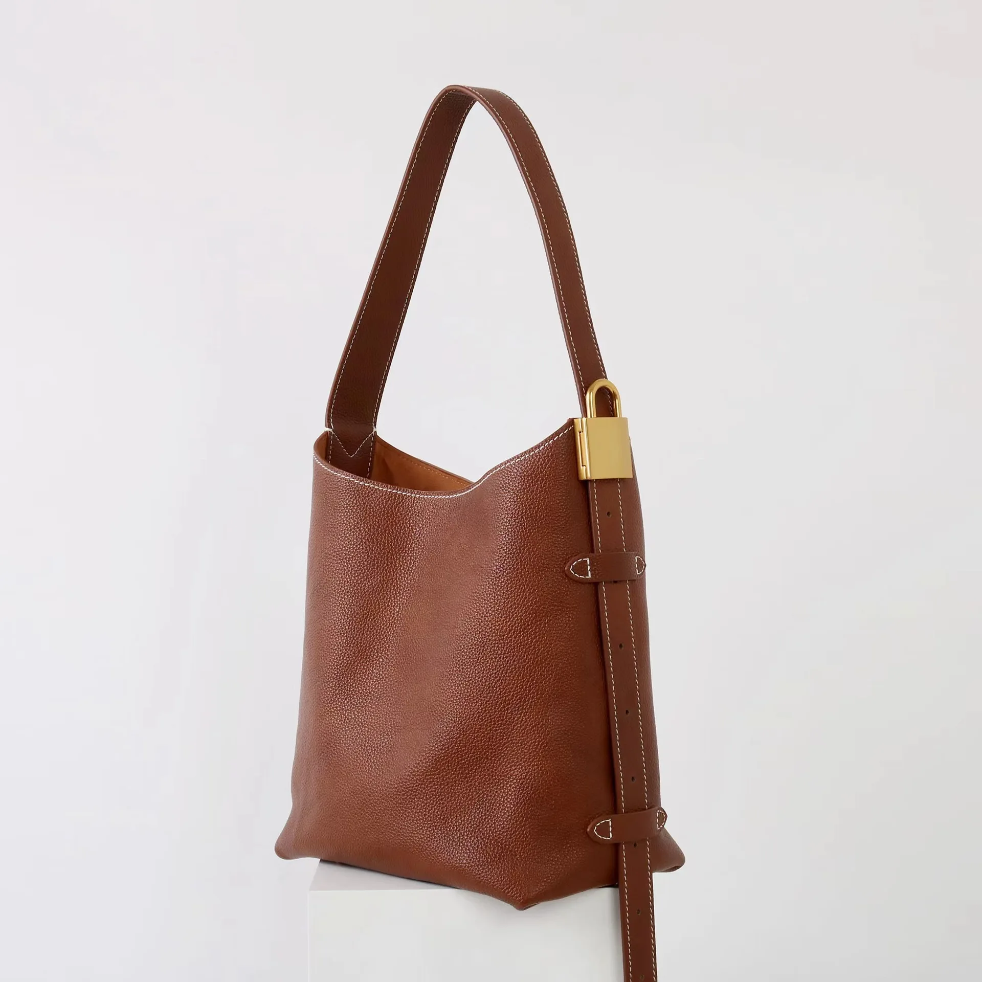 

2025 New First-layer Cowhide Lock Bucket Shoulder Messenger Bag Genuine Leather Women's Underarm Bag