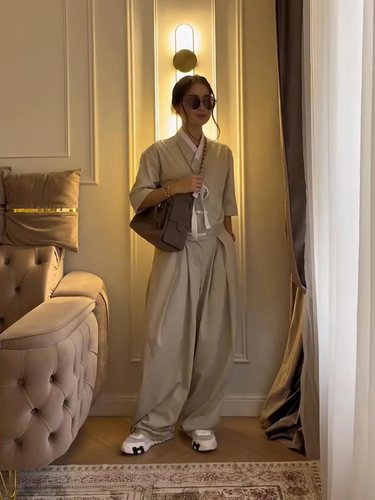 Damen-Hosenanzüge, 2-teilig, V-Ausschnitt, Kurzarm, seitliche Knopfleiste, Schnürung, geraffte Mäntel, plissierte Hosen, schicke Damen-Outfits mit Paneelen – Detail 9