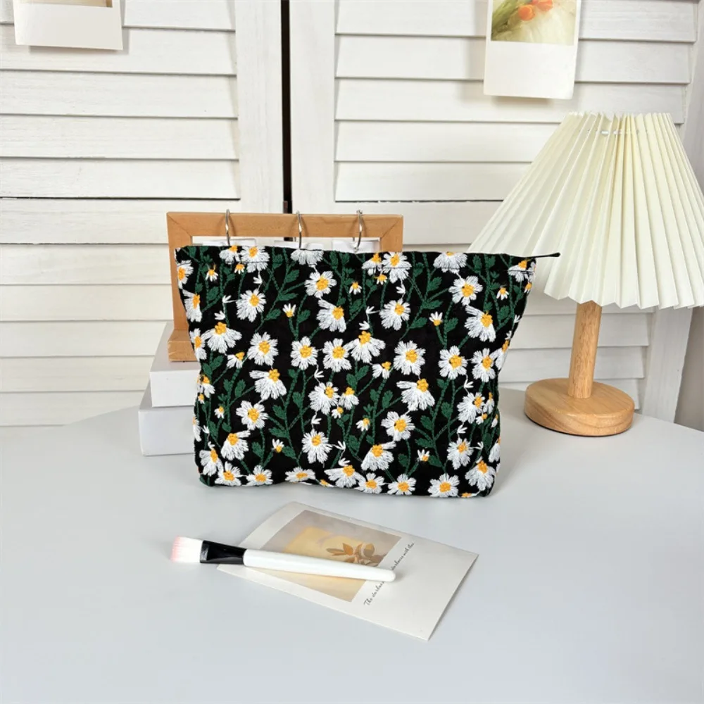 Korean Style Daisy Makeup Bag Large Capacity Portable Embroidered Cosmetic Bag Canvas Dustproof Sundries Organizer Student
