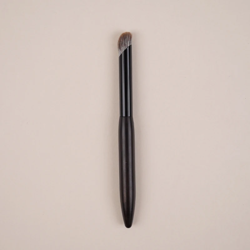 YIZHIBI specializes in hand-made makeup brushes. Inclined tube refers to abdominal eye brush with snow fox hair.