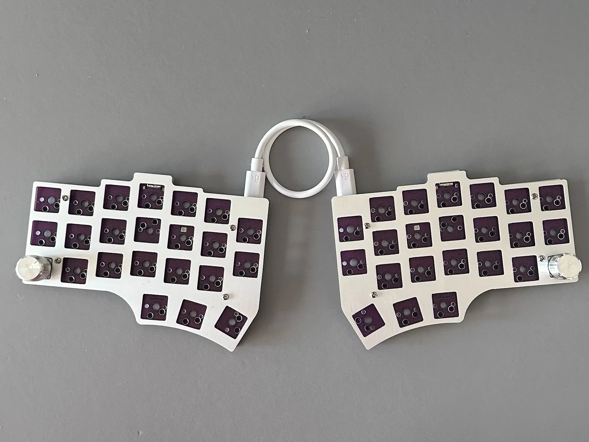 

Комплект разделенной клавиатуры Corne V4e QMK VIAL, проводная одномодовая клавиатура RGB, изготовленная на заказ сэндвич-игра с возможностью горячей замены, разделенная клавиатура типа C
