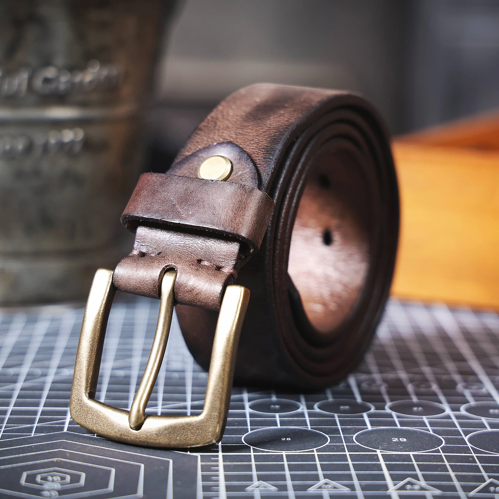 S.WORKER Klassischer dicker Herrengürtel aus echtem Leder, Messing-Dornschließe, vollnarbiges Rindsleder, Vintage-Freizeitgürtel für Jeans, mit Geschenkbox – Detail 11