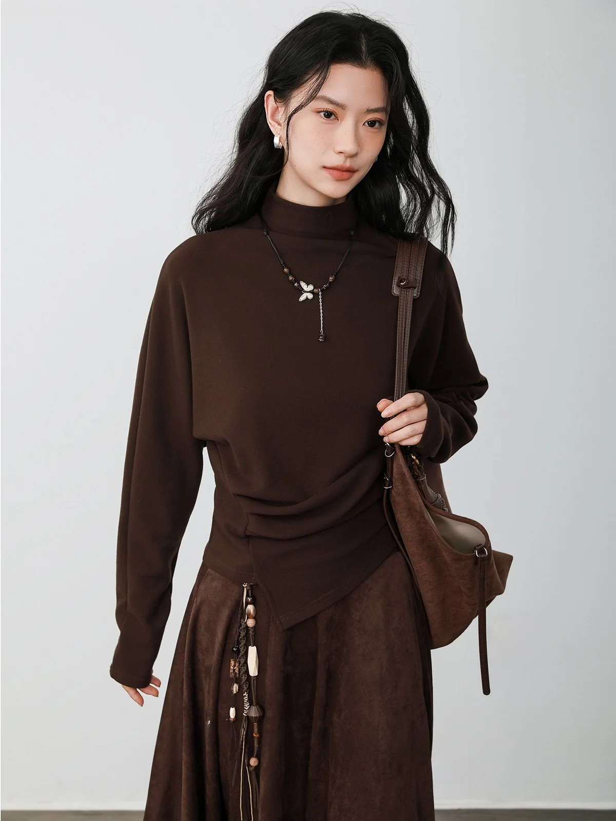 

Футболка INGKO с круглым вырезом и длинным рукавом, с дизайнерскими складками на груди, цвет каштановый, приталенный крой, смесь полиэстера и спандекса, зимняя коллекция