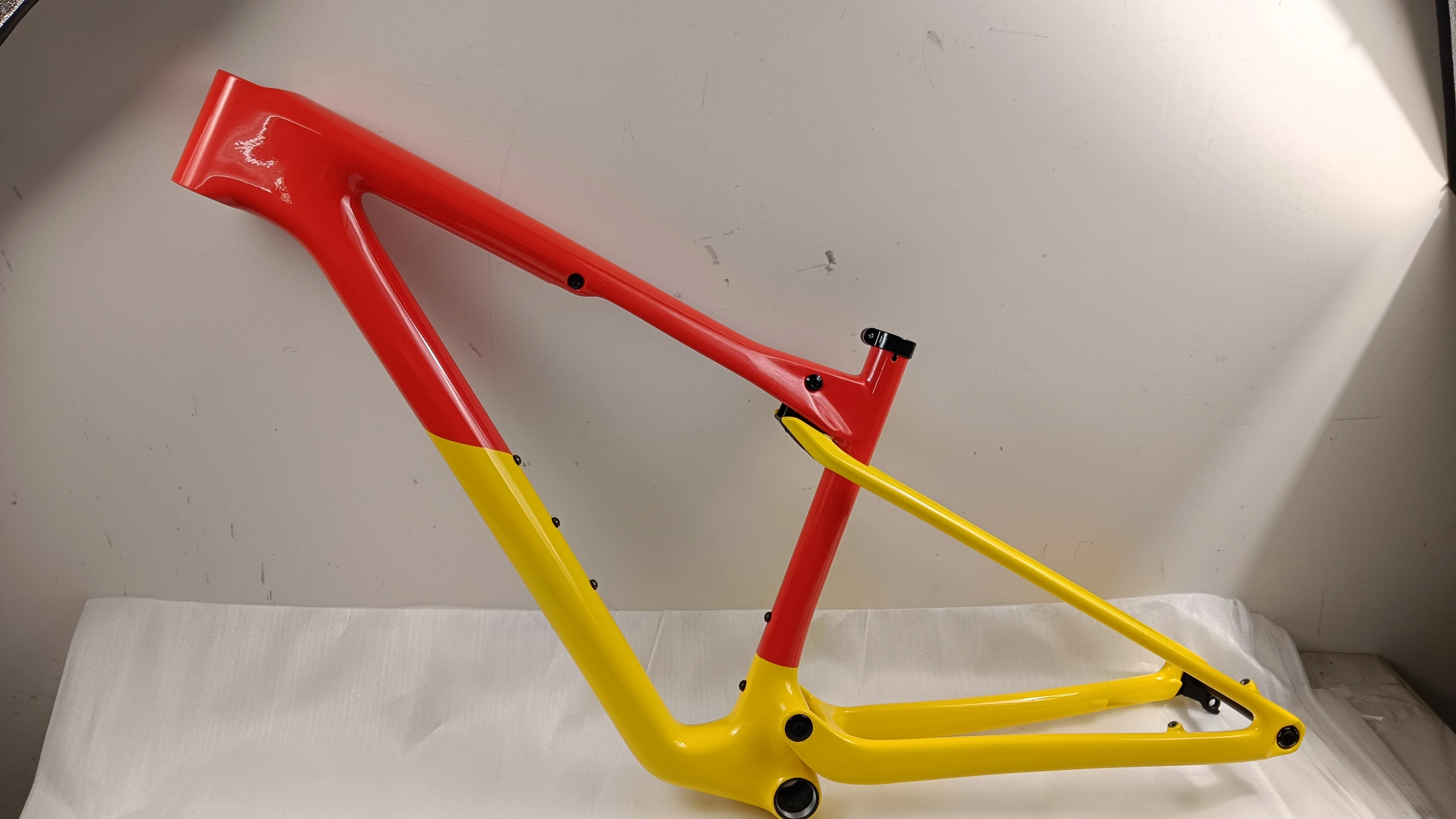 إطار دراجة جبلية من ألياف الكر - مراجعة Carbon Mountain Bike Frame 29Er Boost وسعره