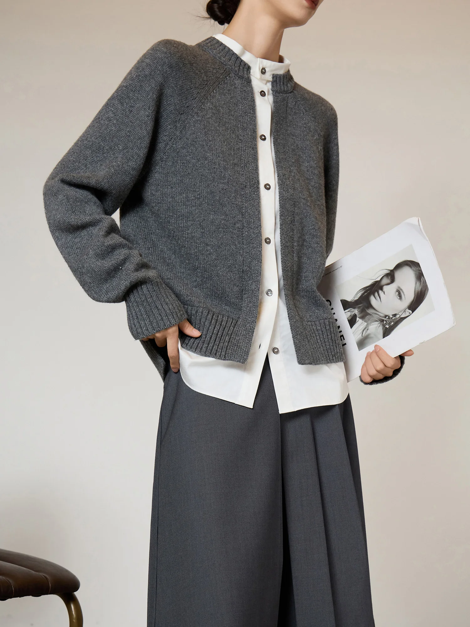 

New Fall Winter Gray and White Color Block Fake Two-Piece Knitted Cardigan for Women, Casual Stylish Autumn Sweater, Comfortable