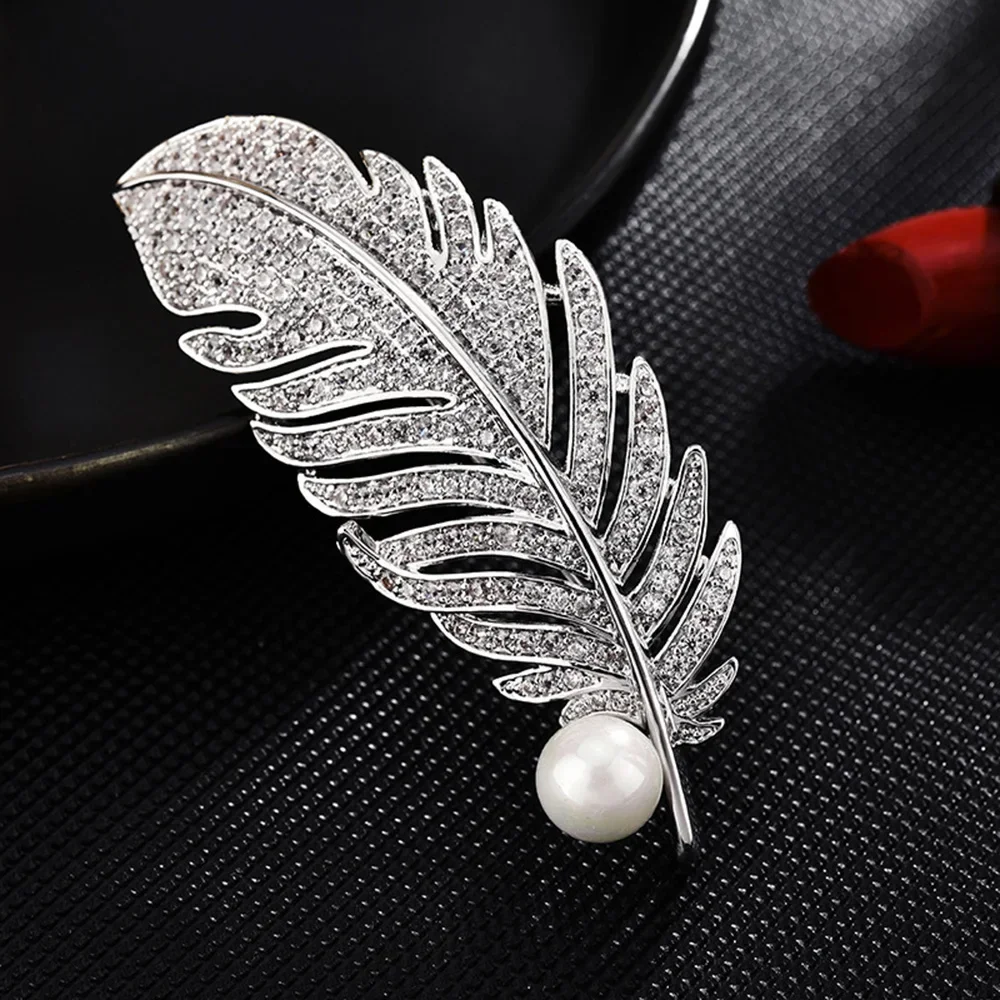 2024 New Elegant Silvery Crystal Feather Brooch for Women Luxurious Rhinestones Pearl Brooches Party Safety Pin Jewelry Gifts