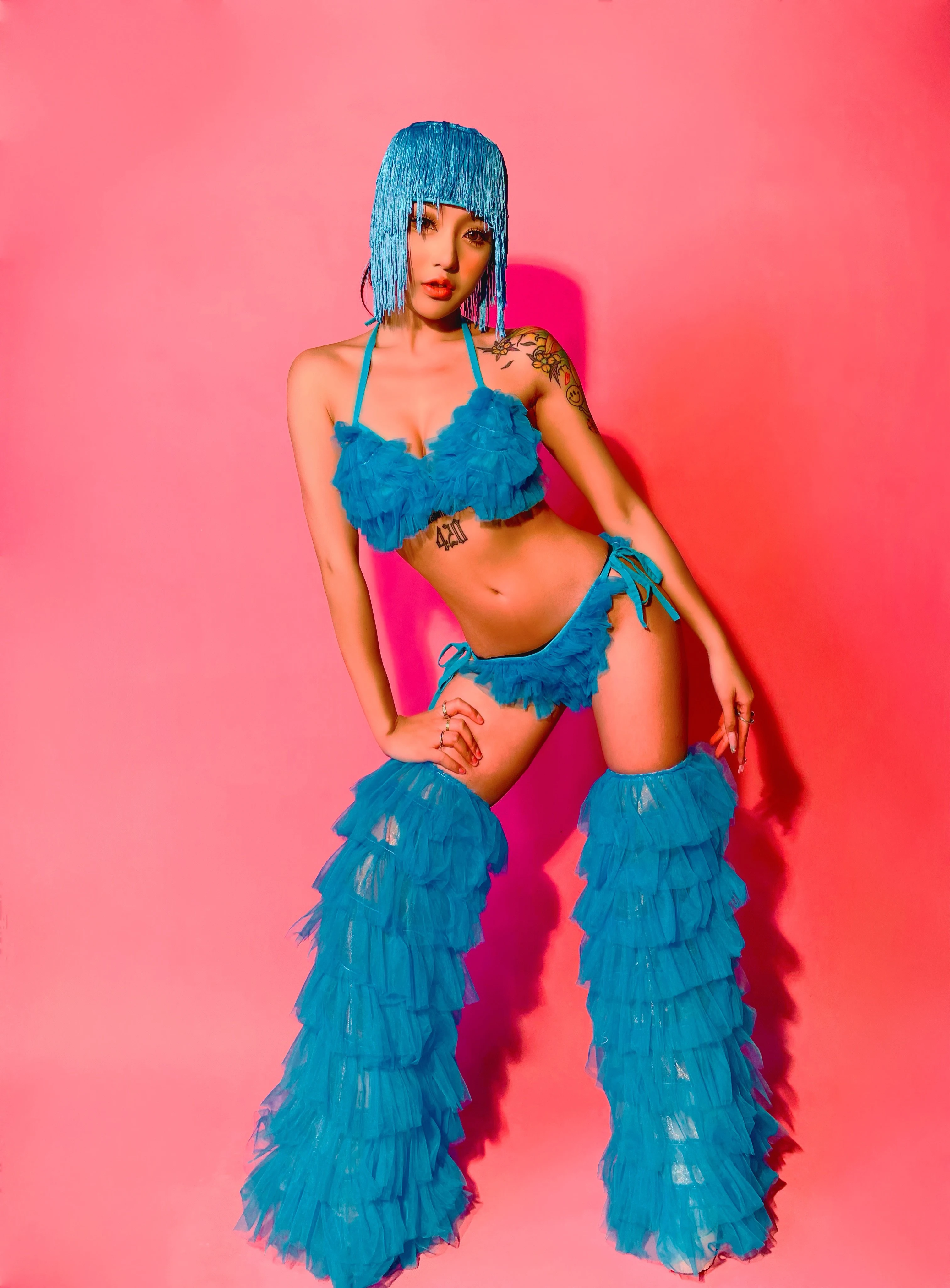 Kostium sceniczny dla tancerki gogo w klubie nocnym, styl jazzowy, seksowne bikini, fluorescencyjne kolory, stroje rave, rok 2025.