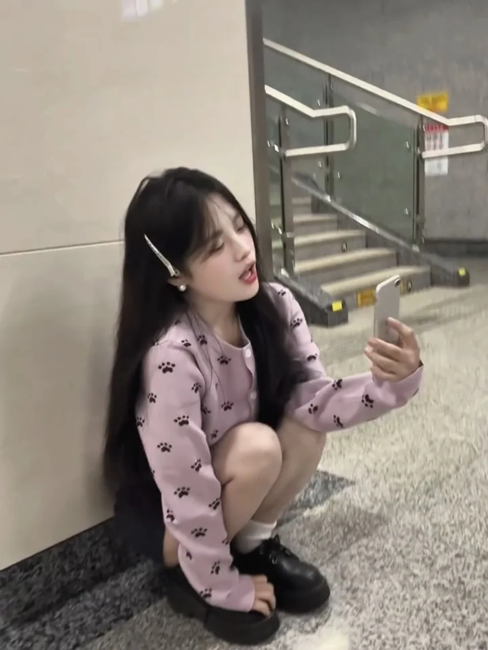 Koreański różowy kardigan z dzianiny, rozpinany lub otwarty, damski, na wczesną jesień, wyszczuplający, sweter, luźny krój, wygodny.