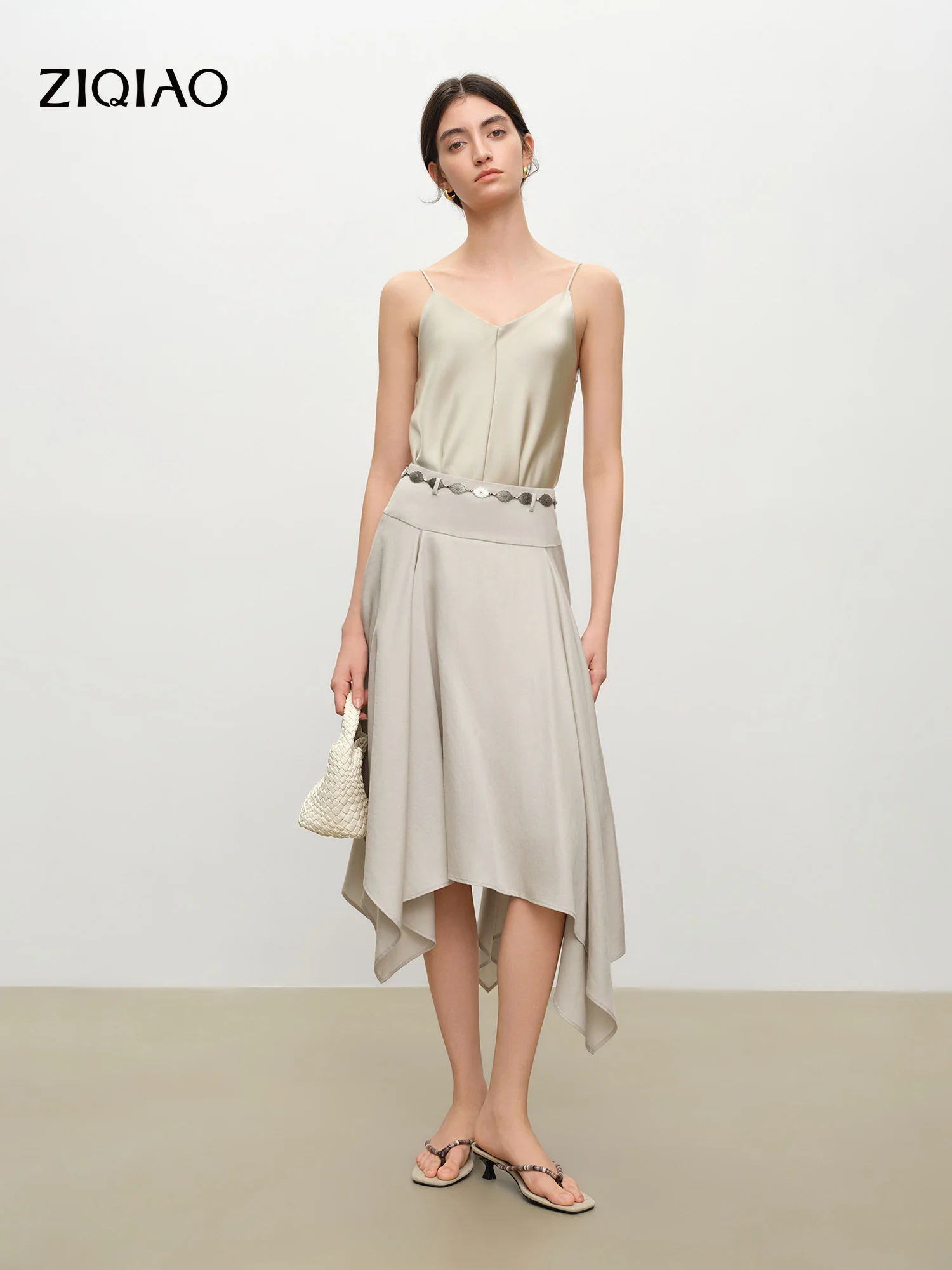 

ZIQIAO 2026 Летняя женская юбка миди А-силуэта с асимметричным подолом в художественном стиле – Уникальный дизайн для повседневных и творческих образов