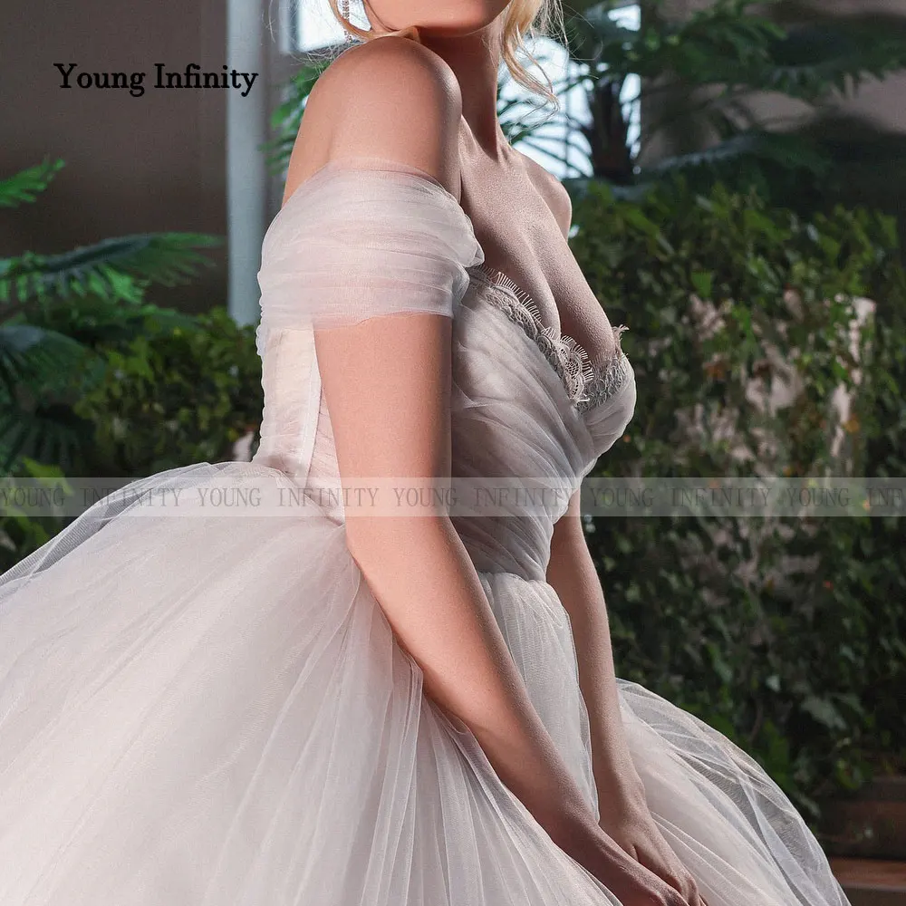 カスタムメイドのボールガウンウェディングドレス2025 オフショルダー チュールプリーツ パフスリーブ ロングブライダルガウン 女性用フォーマルパーティーウェア ホワイト