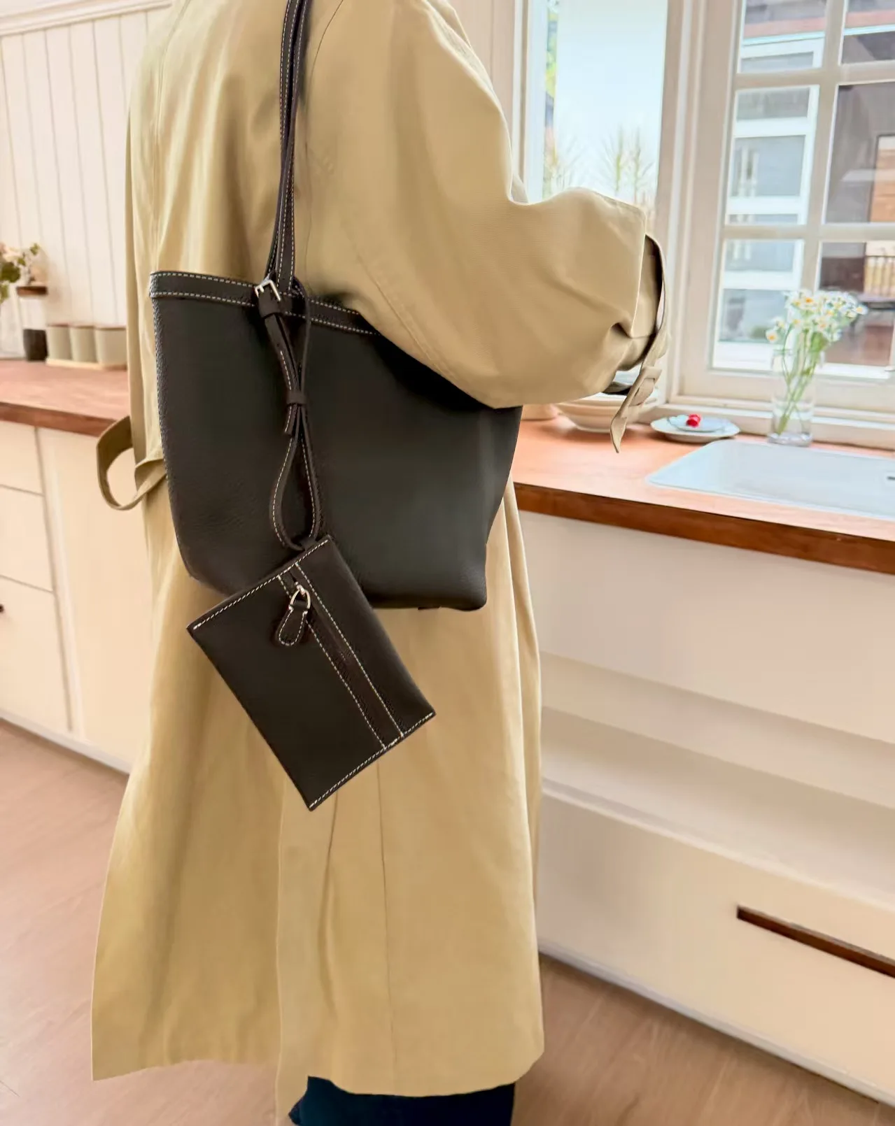 FIRMRANCH Minimalist Top-Quality Cowhide Contrasting Stitching Design Women's Single Shoulder Bag Tote Bucket Classic Black Hobo