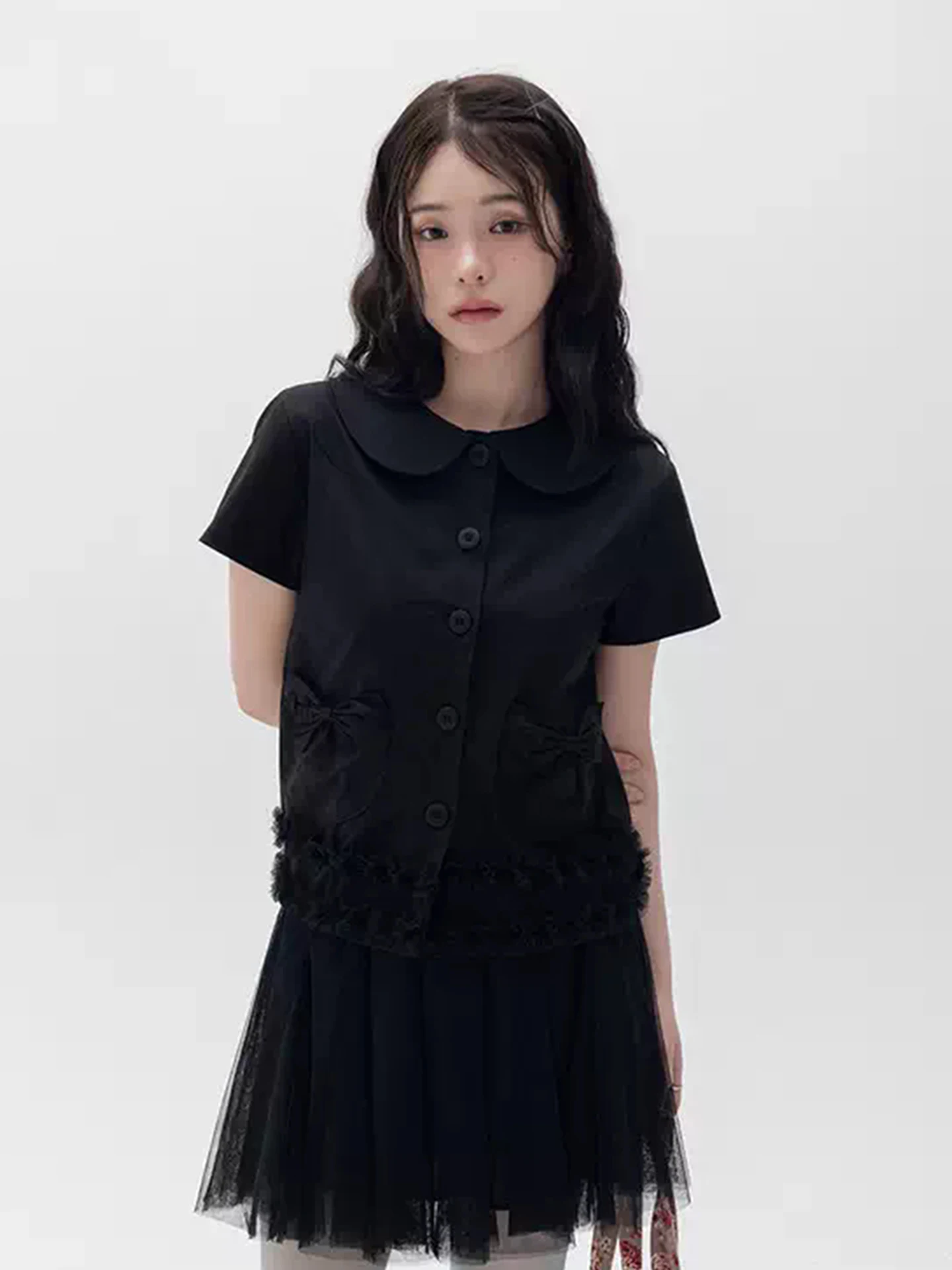 

Новая летняя женская рубашка в корейском стиле с коротким рукавом, воротником «Питер Пэн», декоративным узлом, кружевными вставками и одной пуговицей.